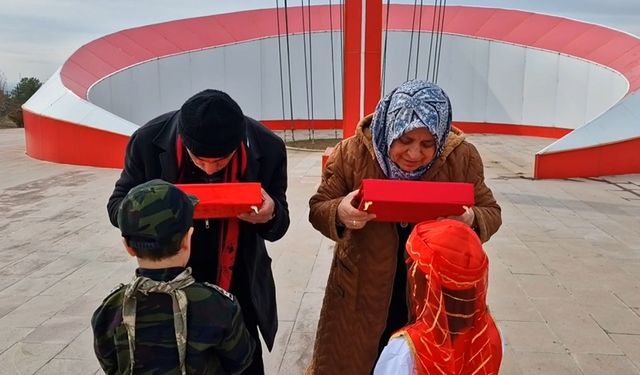 Şehitlikte Duygulandıran Minik Ziyareti