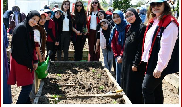 Çocuklar Fideleri Toprakla Buluşturdu