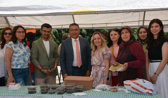Öğrencilerden Renkli Kermes Etkinliği