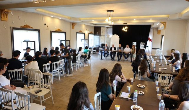 Başkan Önal, Uykusuz Kütüphane’de Öğrencilerle Buluştu
