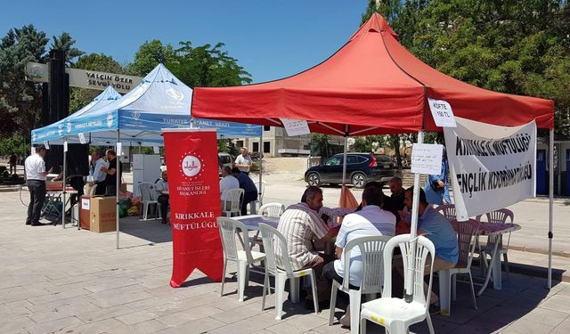 Cumhuriyet Meydanı’nda Hayır Çarşısı Kuruldu