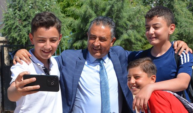 Öğrencilerden Rahmi Güney’e Sevgi Seli