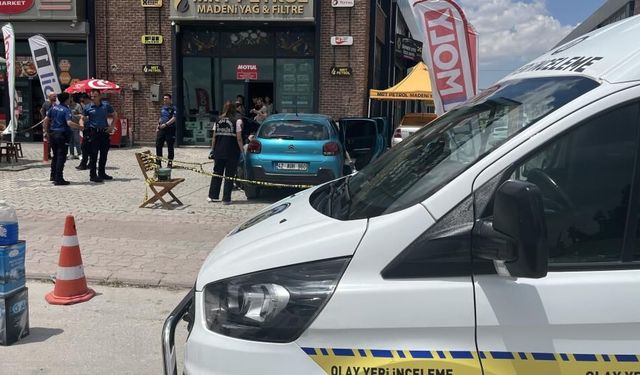 Kafe Kurşunladı, Aracını Bırakıp Kaçtı