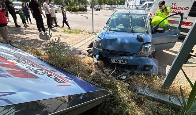 Otomobil Önce Kaldırıma Sonra Reklam Tabelasına Çarptı: 2 Yaralı