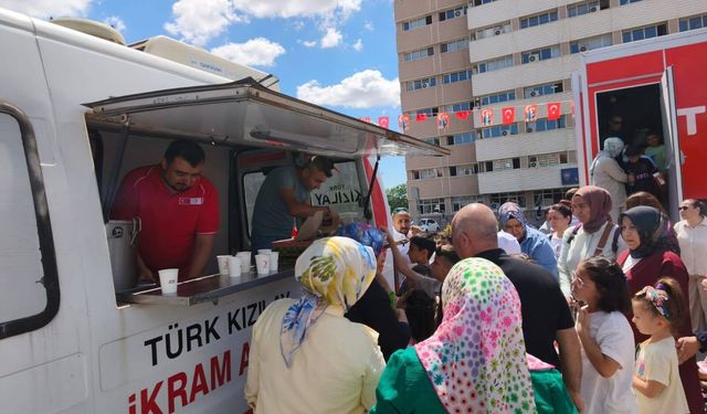 Kırıkkale'de Miniklere Serinleten İkram