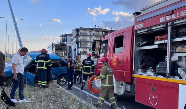 Araç Aydınlatma Direğine Çarptı