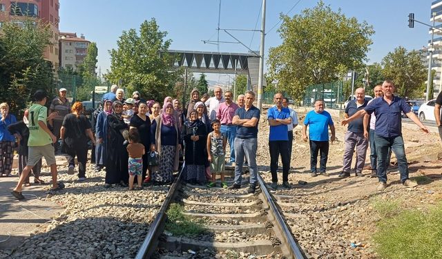 Mahalle halkı tepkili .Tren yolunu kapattılar