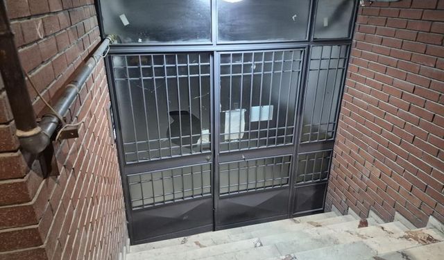 Apartman Kapısını Kırıp Husumetlisinin Evini Basmaya Çalıştı