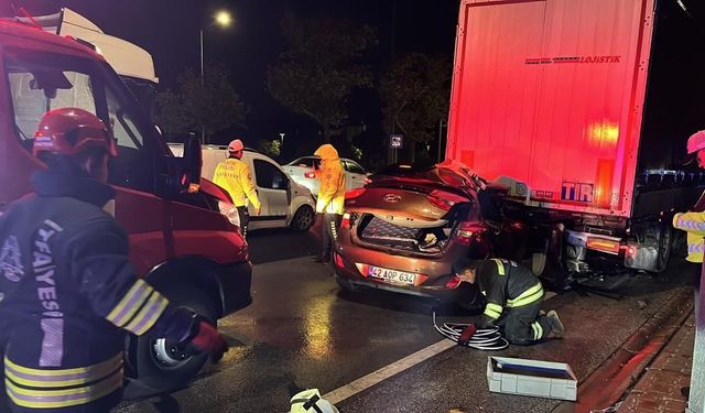 Otomobil Lastiği Patlayan Tıra Ok Gibi Saplandı: 2 Yaralı