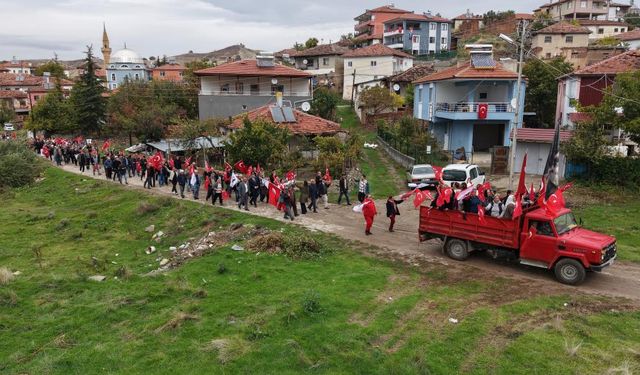 Anadolu köyünde Cumhuriyet coşkusu: Yaşlısı genci bayraklarla yürüdü, halaylar çekti