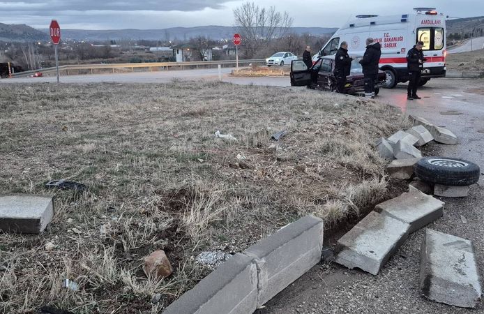 Bahşılı’da Aynı Kavşakta Bir Kaza Daha: İki Yaralı