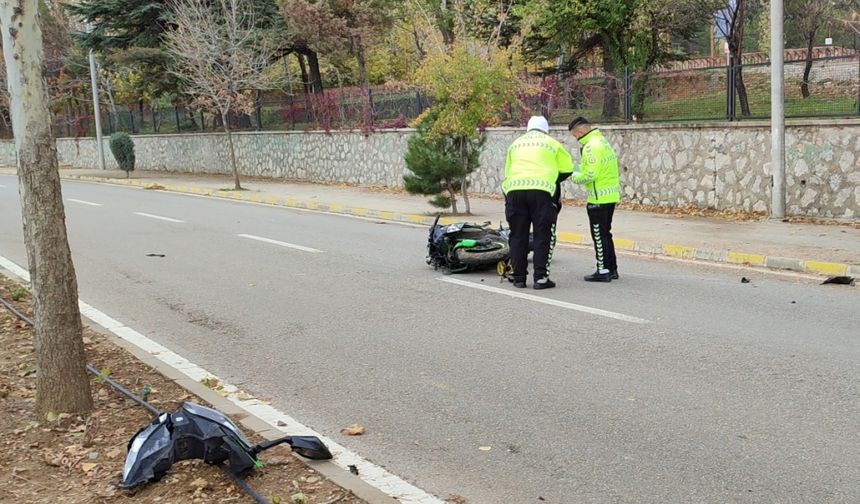 Konya'da refüjdeki ağaca çarpan yarış motosikletinin sürücüsü öldü