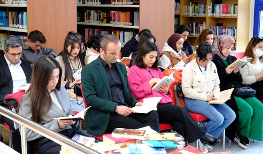 Kırıkkale Üniversitesi'nde Kütüphanesinde  Kitap Okuma Saati
