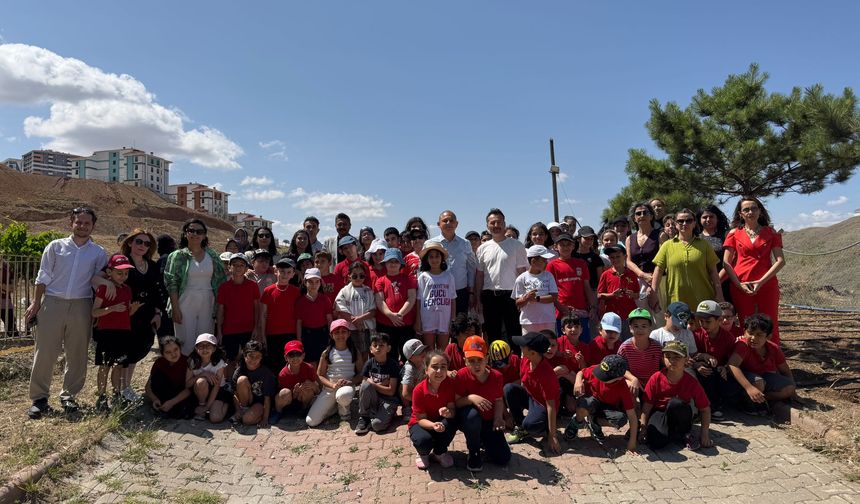 Bahçeşehir Koleji'nden Anlamlı Etkinlik: Fidanlar Toprakla Buluştu