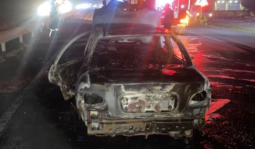 Kırıkkale'de seyir halindeki araç alev alev yandı: 2 yaralı