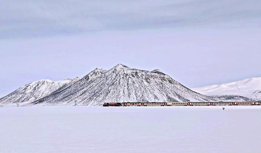 Van Gölü Ekspresi’nin Kirkor Dağı Eteklerindeki Manzarası Hayran Bıraktı