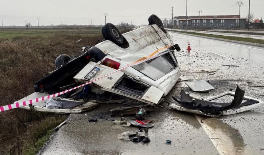 Feci kaza.Araç kağıt gibi ezildi