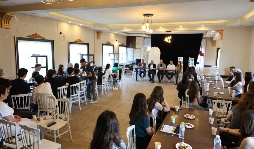 Başkan Önal, Uykusuz Kütüphane’de Öğrencilerle Buluştu