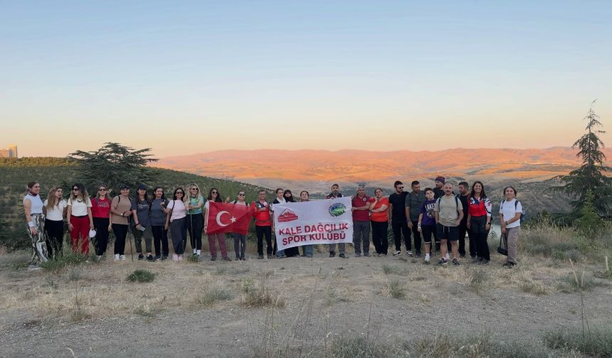 Kale Dağcılık Eymir Gölü'nde Gece Yürüyüşü Düzenledi