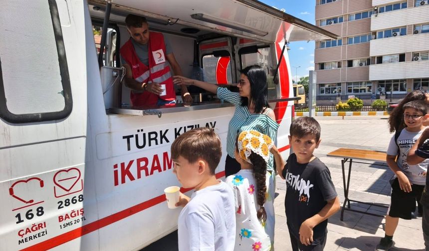 TRT Sinema Tırı'nda Miniklere Limonata İkramı