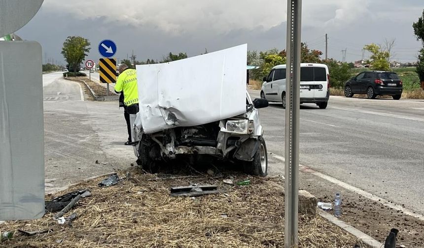 Otomobiller Çarpıştı: 1’i Ağır 5 Yaralı