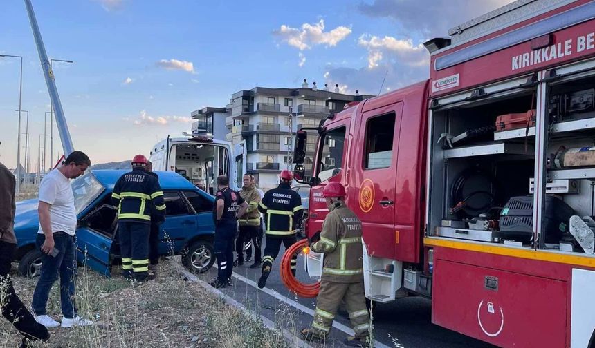 Araç Aydınlatma Direğine Çarptı