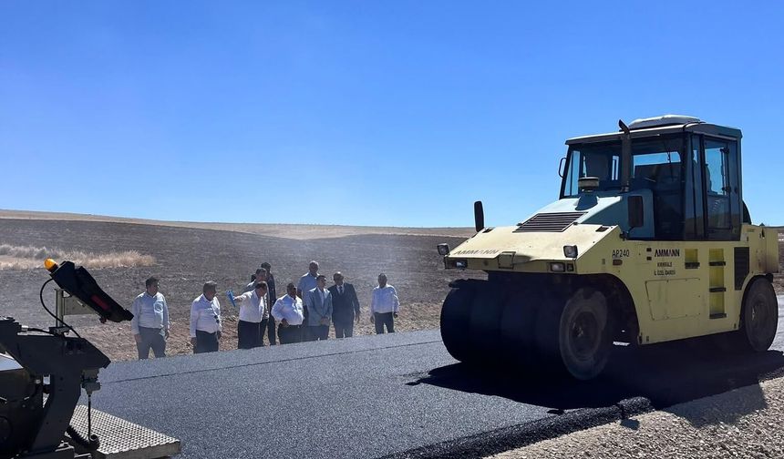 Kuzugüdenli Köyü’nde Sıcak Asfalt Mesaisi