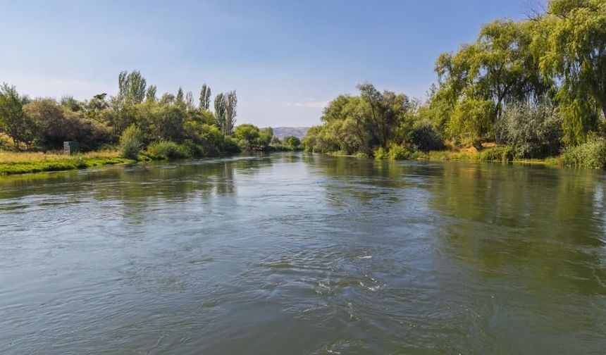 Türkiye'nin En Uzun Nehri Hareketlendi: Barajlardaki Su Bırakılınca Seviye Yükseldi