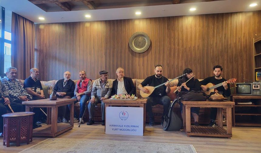 Kırıkkale'de Gençler Büyüklerini Türkülerle Sevindirdi