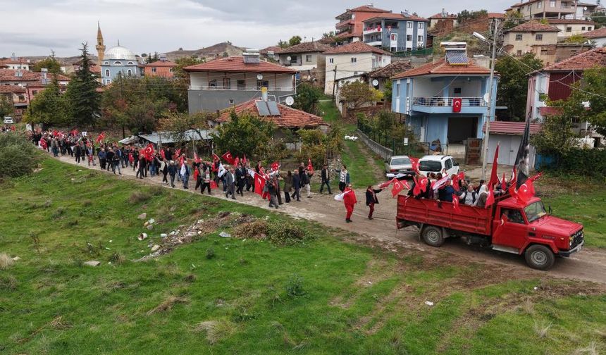 Anadolu köyünde Cumhuriyet coşkusu: Yaşlısı genci bayraklarla yürüdü, halaylar çekti