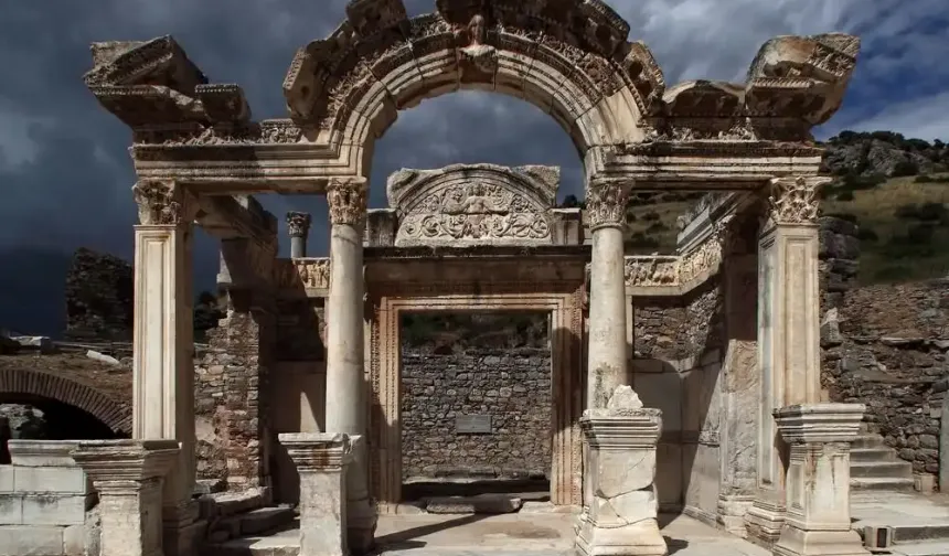 Efes Antik Kenti, binlerce yıllık tarihiyle ziyaretçilerini büyülüyor