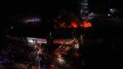 Duzce De Strafor Fabrikasinda Yangin D 100 Karayolu Iki Yonlu Trafige Kapandi 1200 345661